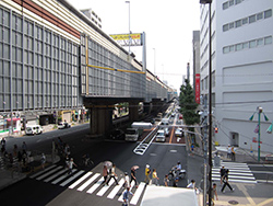 京王線「笹塚駅」で下車。 甲州街道の信号を渡ります。